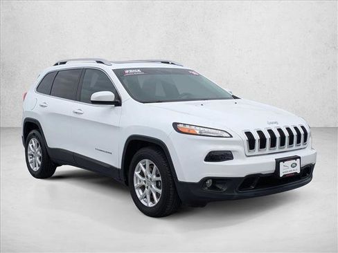Used 2018 Jeep Cherokee Latitude Plus w/ Comfort/Convenience Group image 3