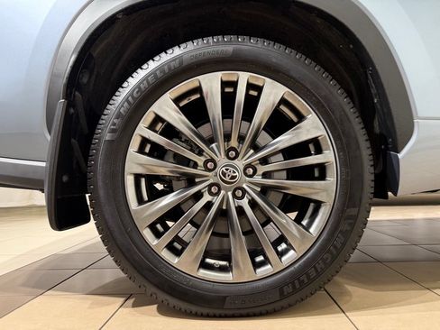Certified 2024 Toyota Highlander Platinum AWD/4WD image 9