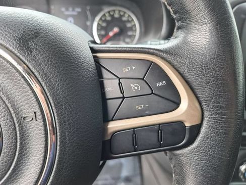 Used 2017 Jeep Renegade Latitude FWD image 18