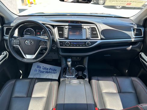 Used 2019 Toyota Highlander SE AWD/4WD image 18