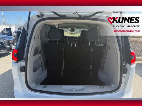 Used 2024 Chrysler Pacifica Touring-L image 7