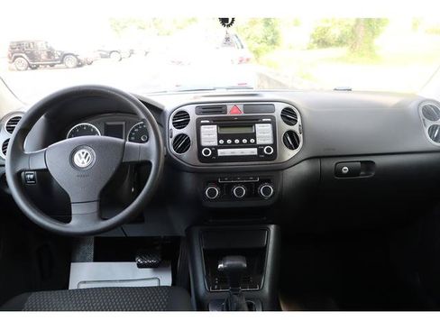 Used 2010 Volkswagen Tiguan SE AWD/4WD image 9