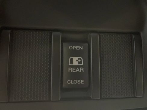 Used 2024 RAM 2500 Tradesman w/ Chrome Appearance Group image 19