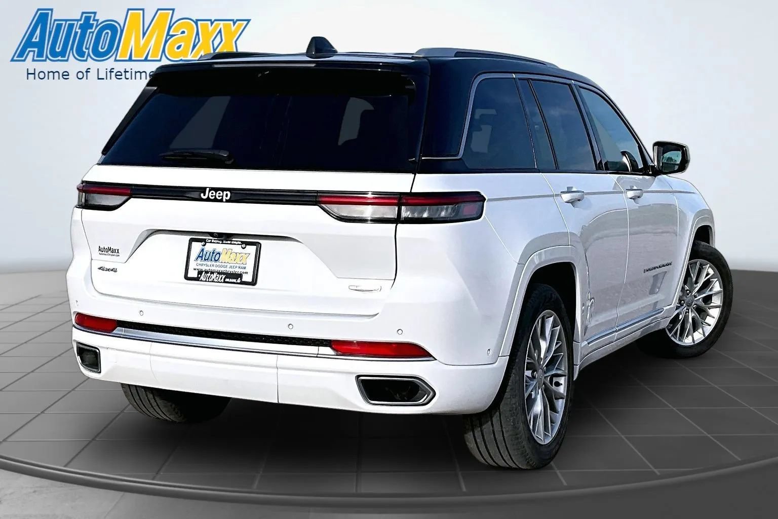 Used 2023 Jeep Grand Cherokee Summit w/ Adv Protech Group IV AWD/4WD image 6