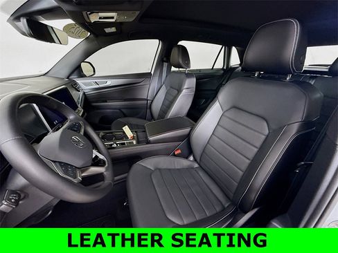 Used 2025 Volkswagen Atlas Cross Sport SEL R-Line image 2