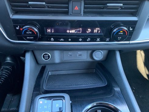 Used 2023 Nissan Rogue SV w/ SV Premium B Package image 19