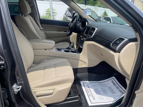 Used 2019 Jeep Grand Cherokee Laredo AWD/4WD image 28