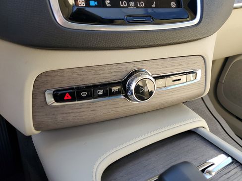 Used 2023 Volvo XC90 B5 Plus w/ Protection Package Premier image 21