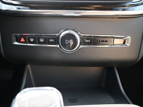 Used 2025 Volvo XC90 B6 Plus image 23