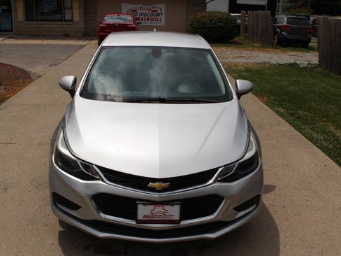 Used 2018 Chevrolet Cruze LT FWD image 4