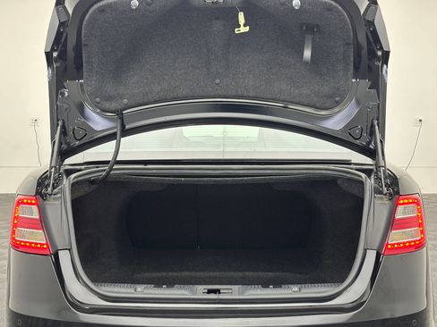 Used 2018 Ford Taurus Limited FWD image 10