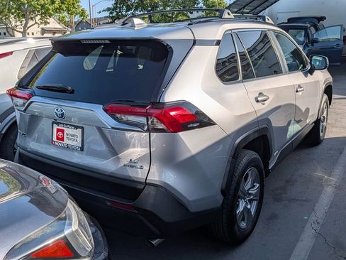 Used 2022 Toyota RAV4 LE AWD/4WD image 3