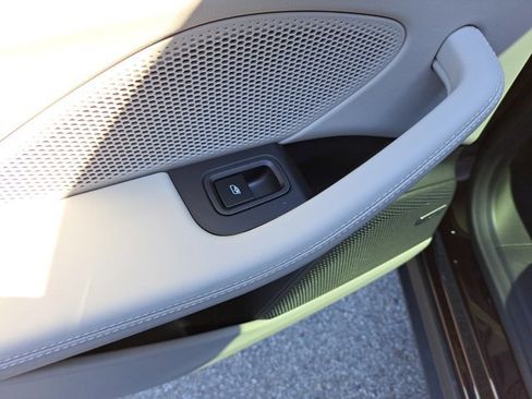 Certified 2025 Porsche Macan Electric image 22