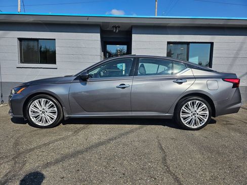 Used 2023 Nissan Altima AWD image 2