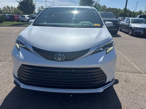 Used 2025 Toyota Sienna Platinum AWD/4WD image 2