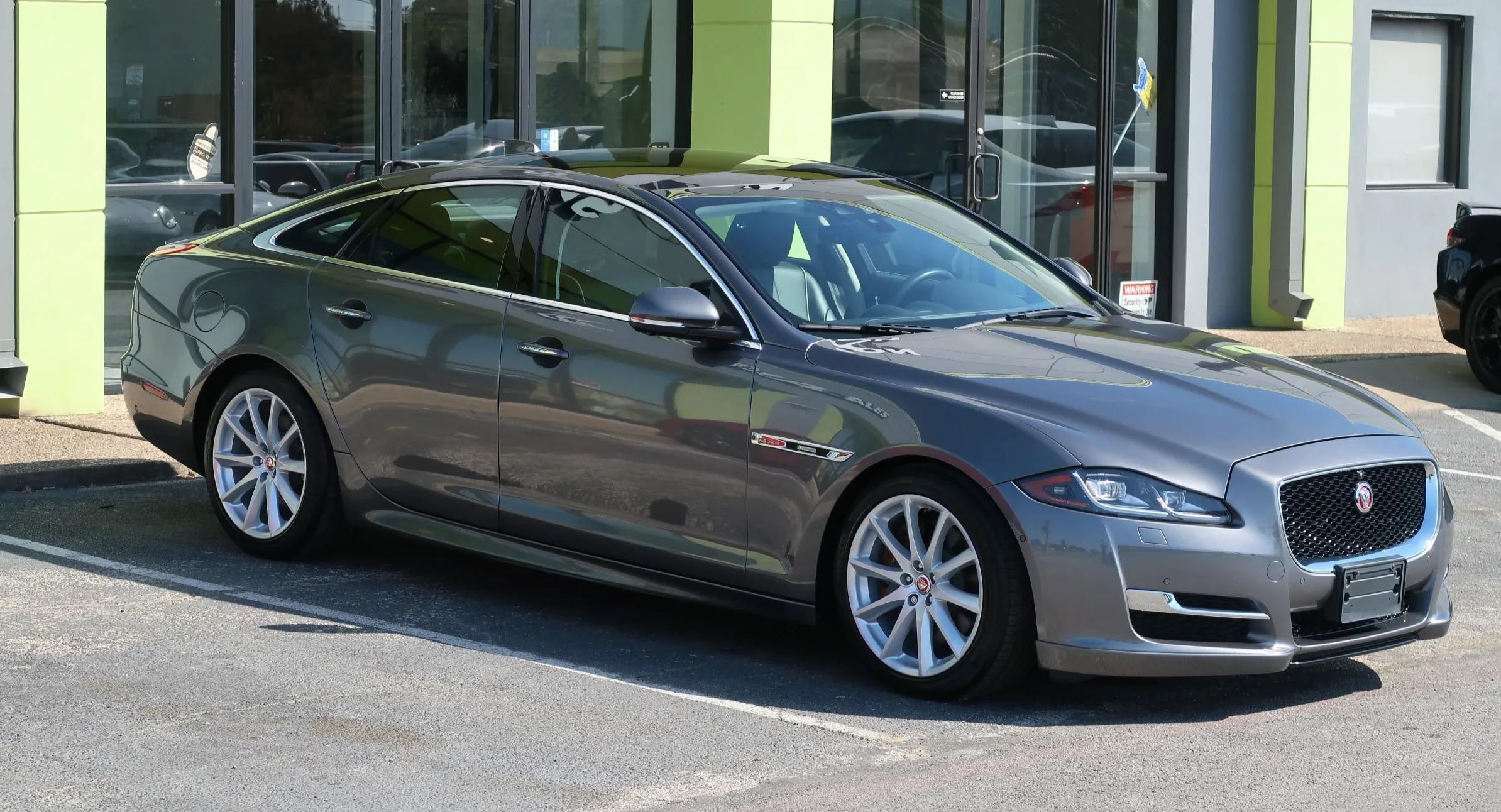 Used 2019 Jaguar XJ R-Sport RWD image 3
