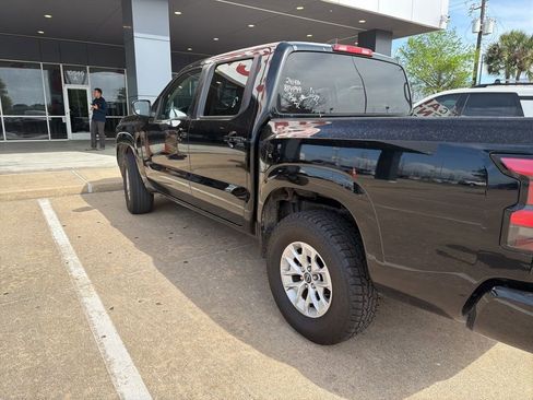 Used 2024 Nissan Frontier SV image 4