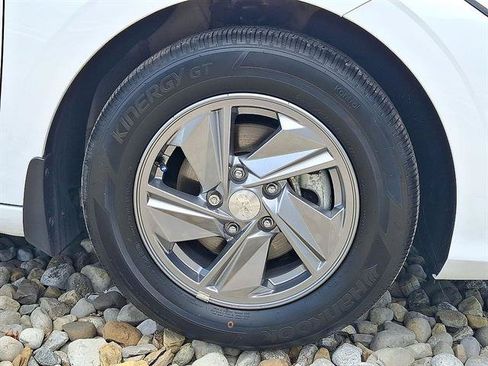 Certified 2025 Hyundai Elantra SE FWD image 17