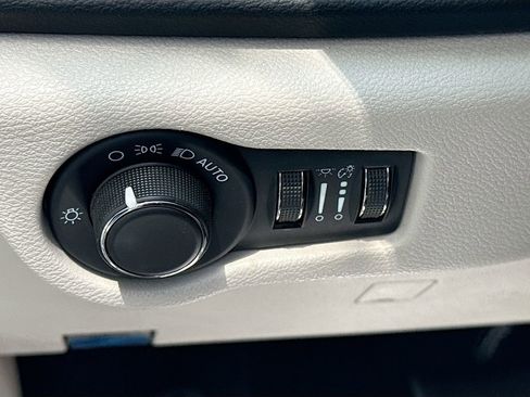 Used 2023 Chrysler Voyager LX image 11