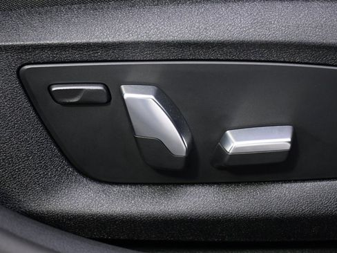 Used 2023 BMW 540i w/ Convenience Package image 17