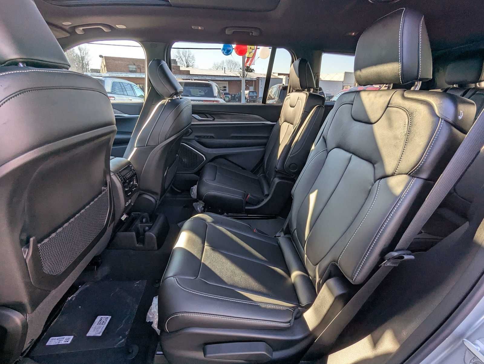 New 2025 Jeep Grand Cherokee L Limited w/ Black Appearance Package AWD/4WD image 19