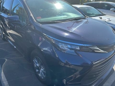 Used 2025 Toyota Sienna XLE FWD image 2
