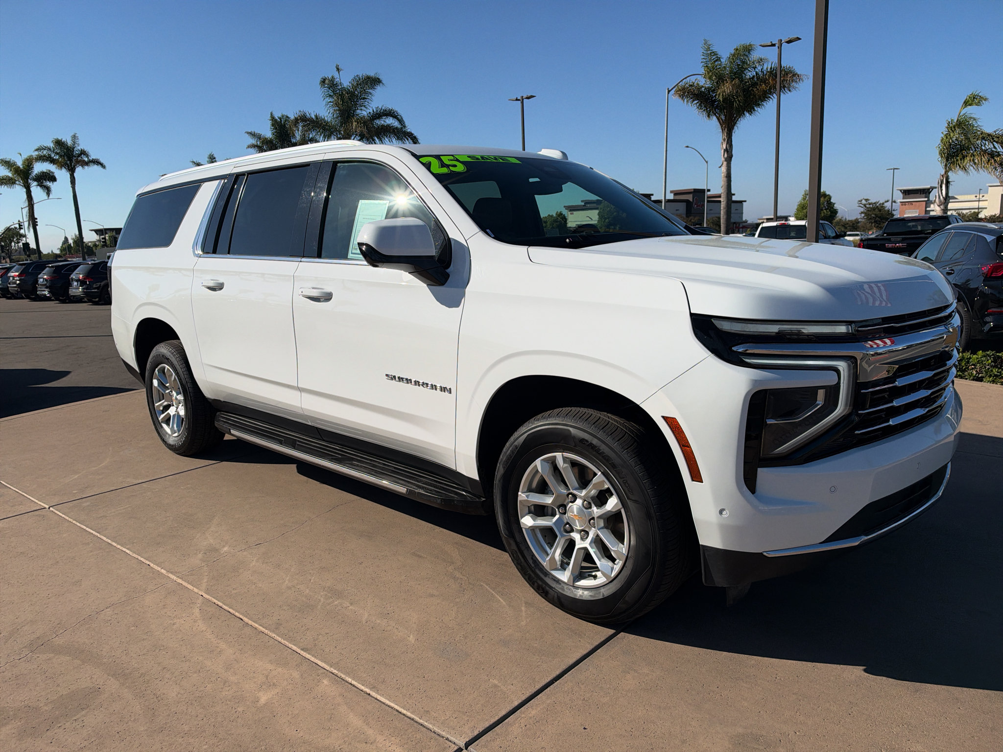 Used 2025 Chevrolet Suburban LT RWD image 3