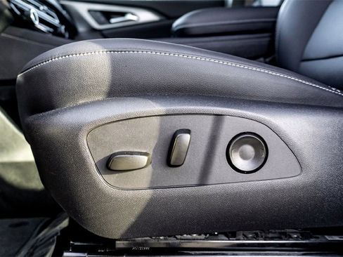 Used 2026 Chevrolet Traverse LT image 10