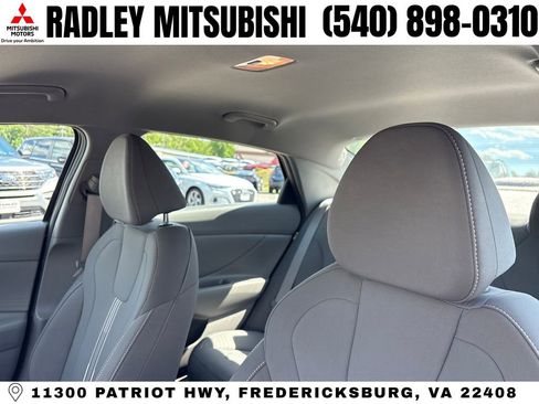 Used 2025 Hyundai Elantra Hybrid FWD image 2
