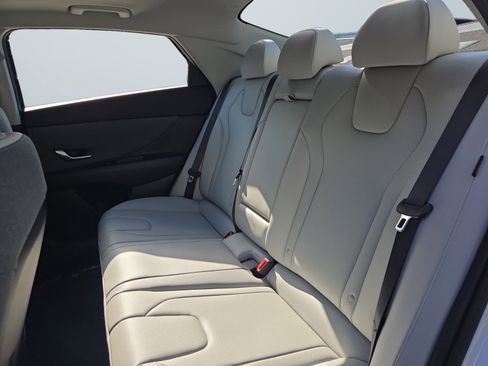 Certified 2025 Hyundai Elantra Limited FWD image 15