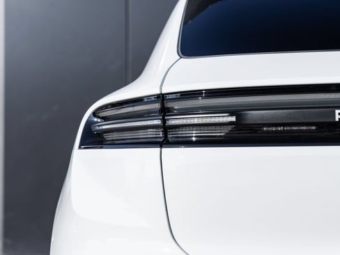 Certified 2025 Porsche Macan 4S Electric AWD/4WD image 14
