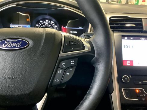 Used 2017 Ford Fusion SE w/ Equipment Group 201A image 24