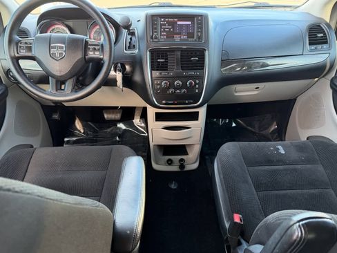 Used 2018 Dodge Grand Caravan SE w/ UConnect Hands-Free Group image 11