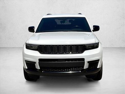 Used 2022 Jeep Grand Cherokee L Laredo RWD image 2