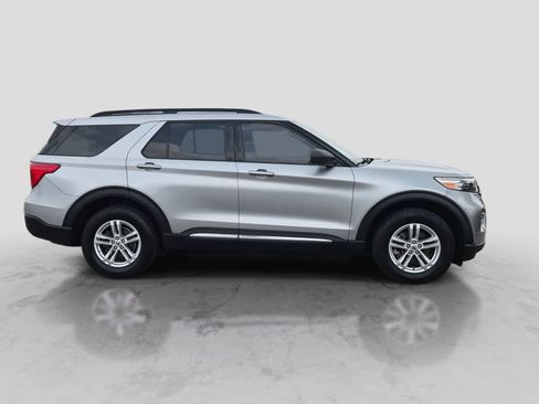 Used 2020 Ford Explorer XLT w/ Equipment Group 202A AWD/4WD image 9