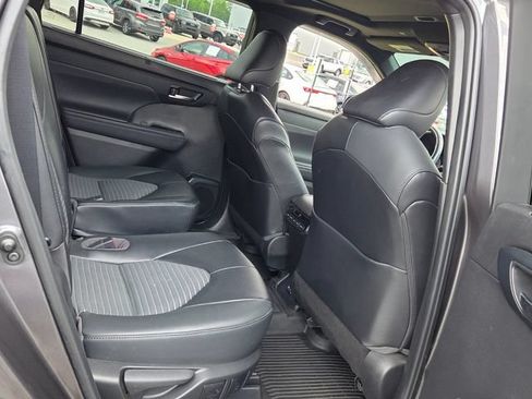 Used 2022 Toyota Highlander XSE AWD/4WD image 14