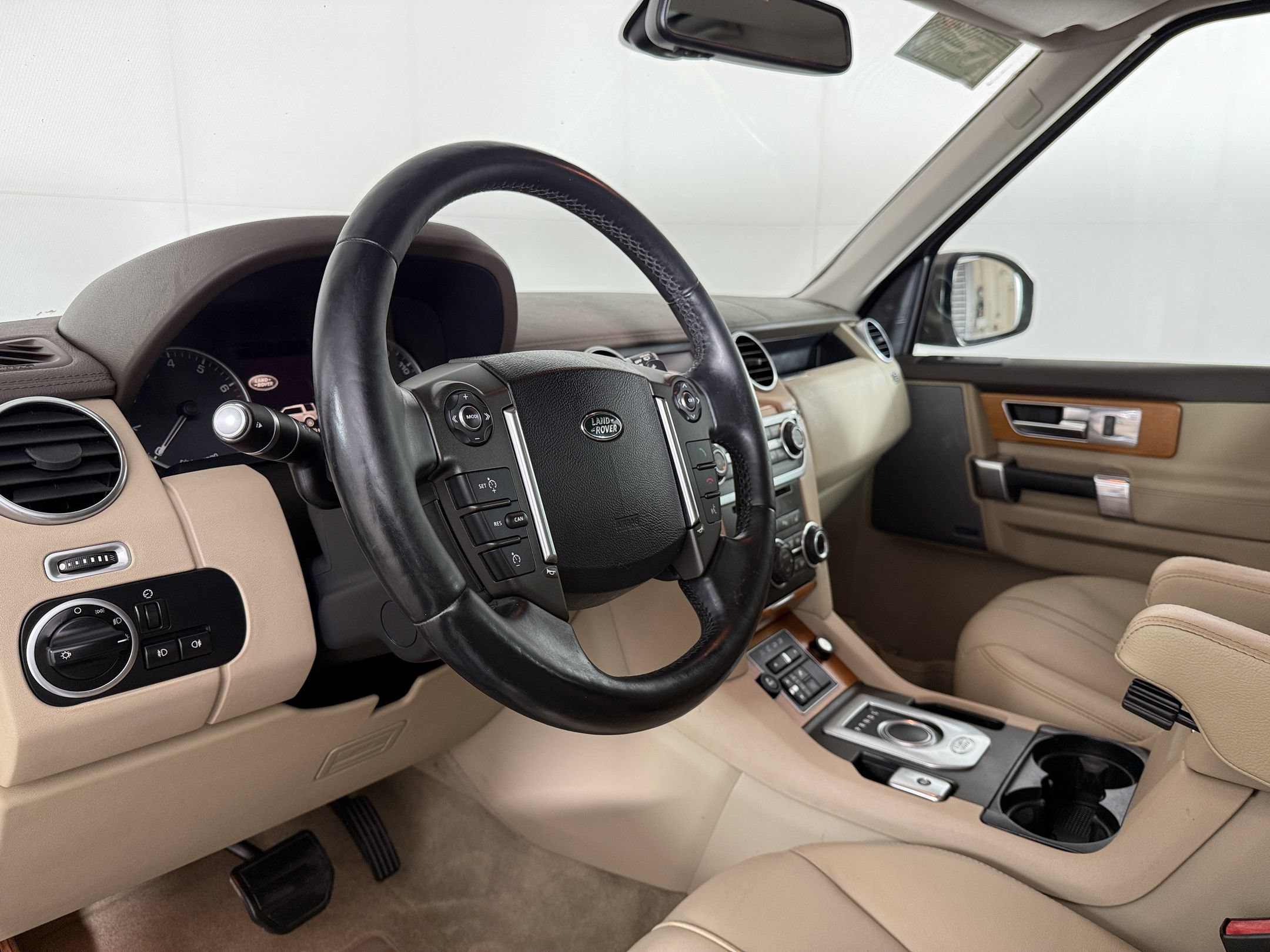 Used 2015 Land Rover LR4 HSE AWD/4WD image 4