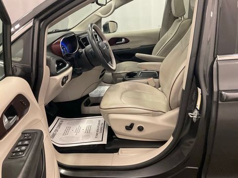 Used 2018 Chrysler Pacifica Limited w/ Advanced Safetytec Group FWD image 12