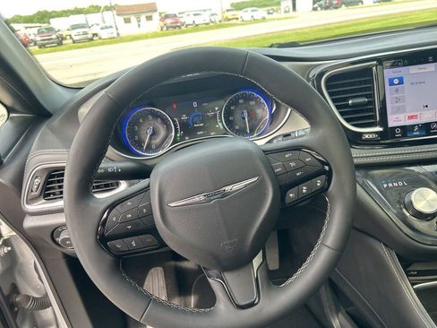 Used 2023 Chrysler Pacifica Limited w/ Uconnect Theater Family Group FWD image 23