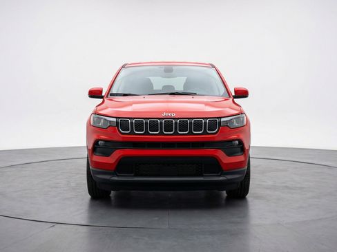 Used 2025 Jeep Compass Latitude image 2