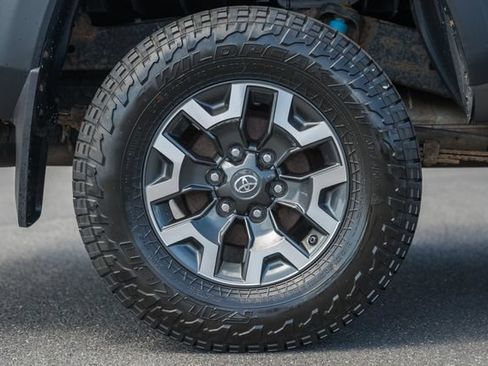 Used 2018 Toyota Tacoma TRD Off-Road w/ Four Season Floor Mat Package AWD/4WD image 19