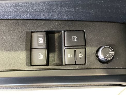 Certified 2018 Toyota Tacoma SR image 15