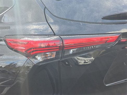 Used 2022 Toyota Highlander XLE image 40