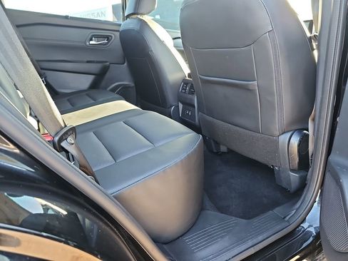 Used 2025 Nissan Rogue SV w/ SV Premium Package image 13