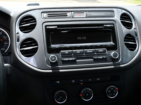 Used 2014 Volkswagen Tiguan S image 12