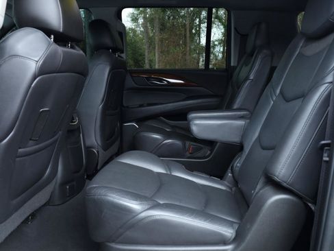 Used 2019 Cadillac Escalade ESV Luxury RWD image 14