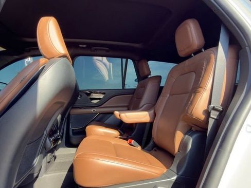 Used 2022 Lincoln Aviator Reserve w/ Equipment Group 201A RWD image 8