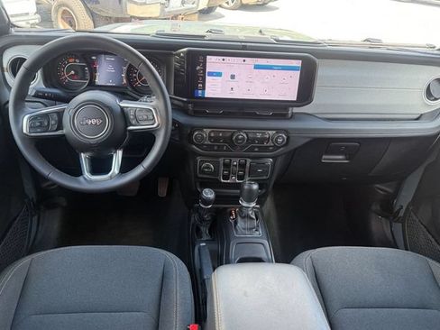 Used 2026 Jeep Wrangler Unlimited Sahara AWD/4WD image 14