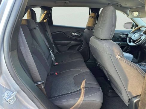 Used 2020 Jeep Cherokee Latitude FWD image 16