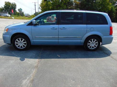 Used 2013 Chrysler Town & Country Touring FWD image 5